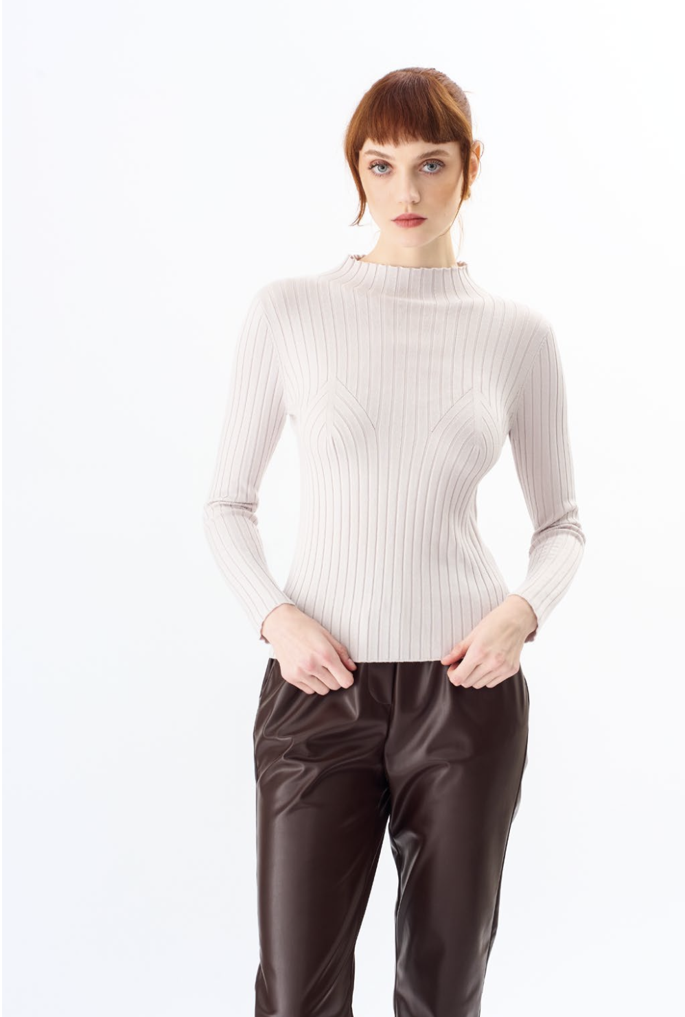 Dolcevita in viscosa elasticizzata a costine